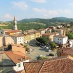 Vernasca, panorama sul borgo dalla Pieve di San Colombano Ph. Parma1983 via wikipedia CC BY-SA 4.0