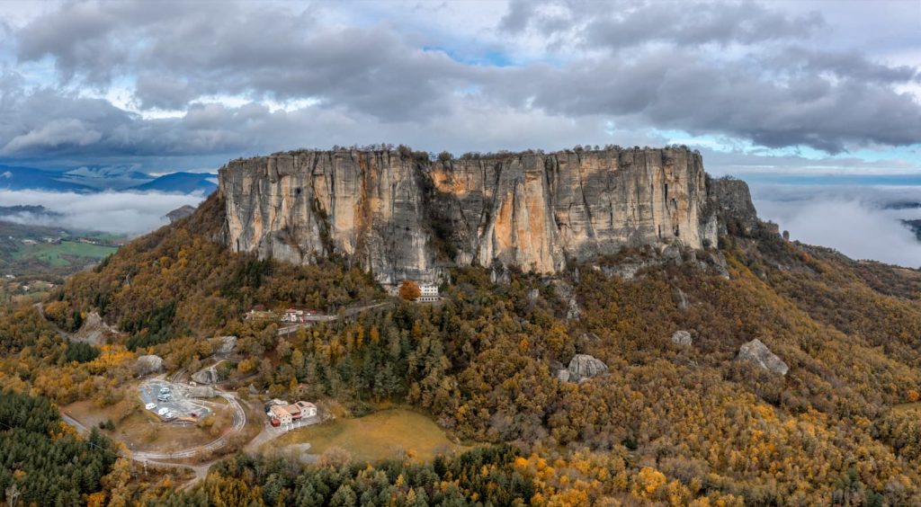 Pietra di Bismantova (Castelnovo ne' Monti, RE) Ph. makasana photo via shutterstock