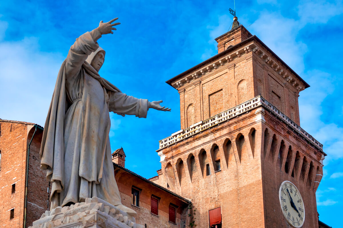 Ferrara (FE), Statua del Savonarola