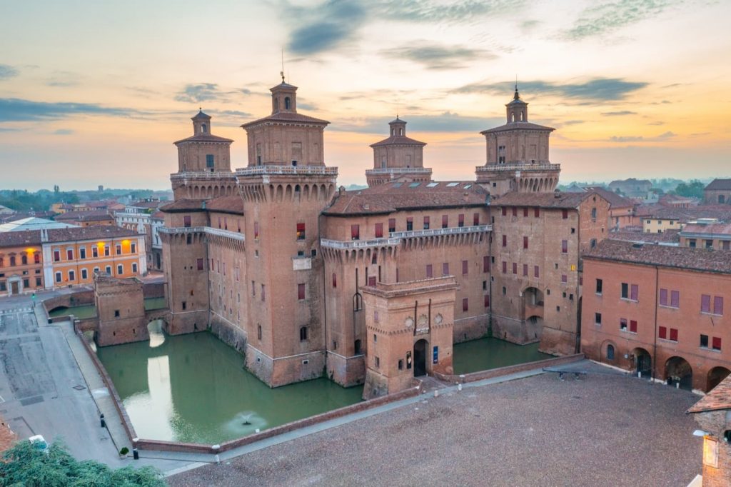 Ferrara, Castello Estense, vista aerea Ph. trabantos via shutterstock