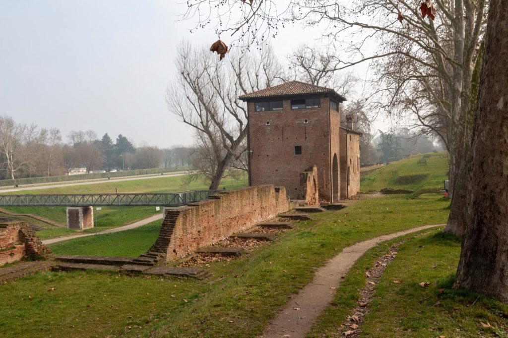 Ferrara, Mura, Porta degli Angeli Ph. Utwice via shutterstock