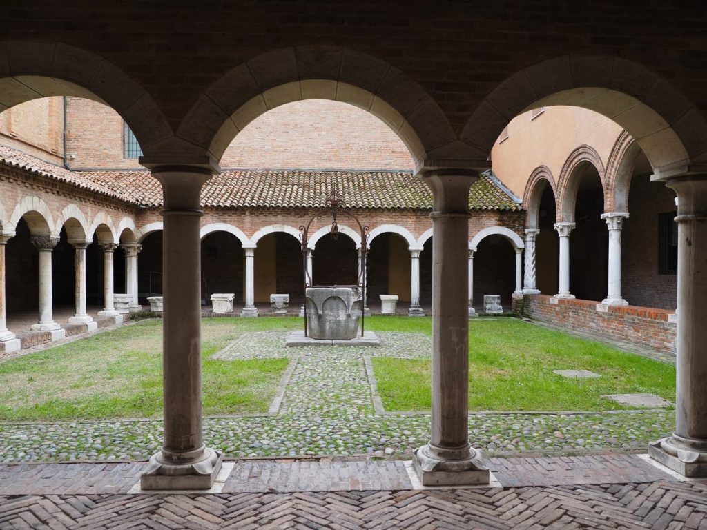 Ferrara, Museo della Cattedrale, chiostro di San Romano Ph. Gaia Conventi via shutterstock