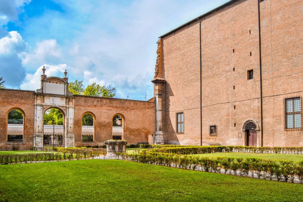 Ferrara, Palazzo dei Diamanti, cortile interno Ph. Alex_Mastro via shutterstock