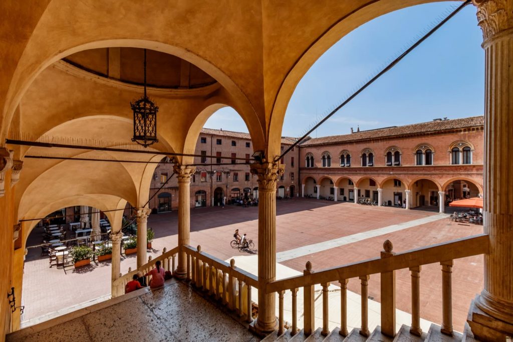 Ferrara, Piazza Municipale vista dallo Scalone d'Onore Ph. Massan via shutterstock