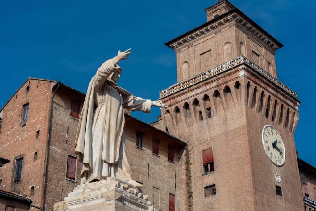 Ferrara, Statua di Savonarola Ph. Mauro Marletto via shutterstock