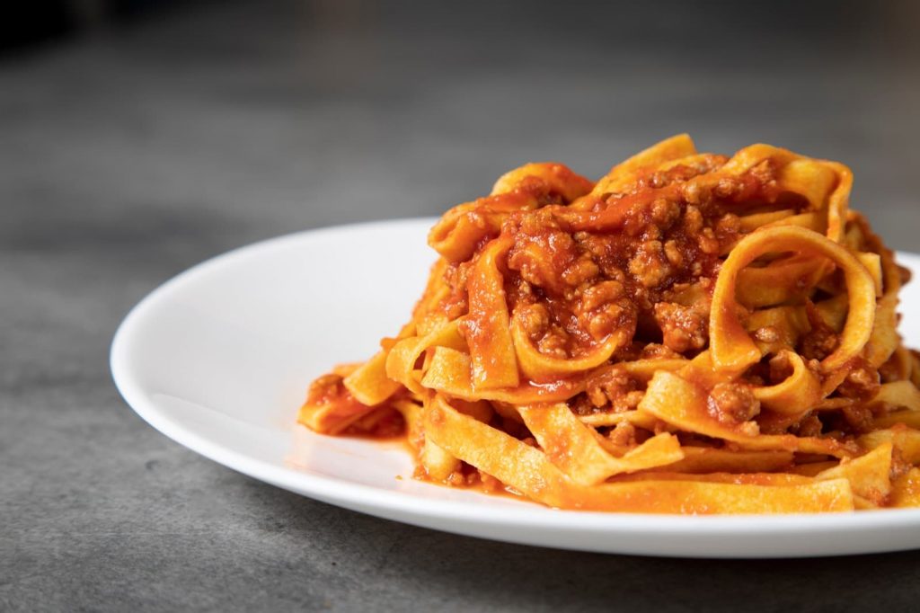 Tagliatelle al ragù Ph. Filefluid via shutterstock