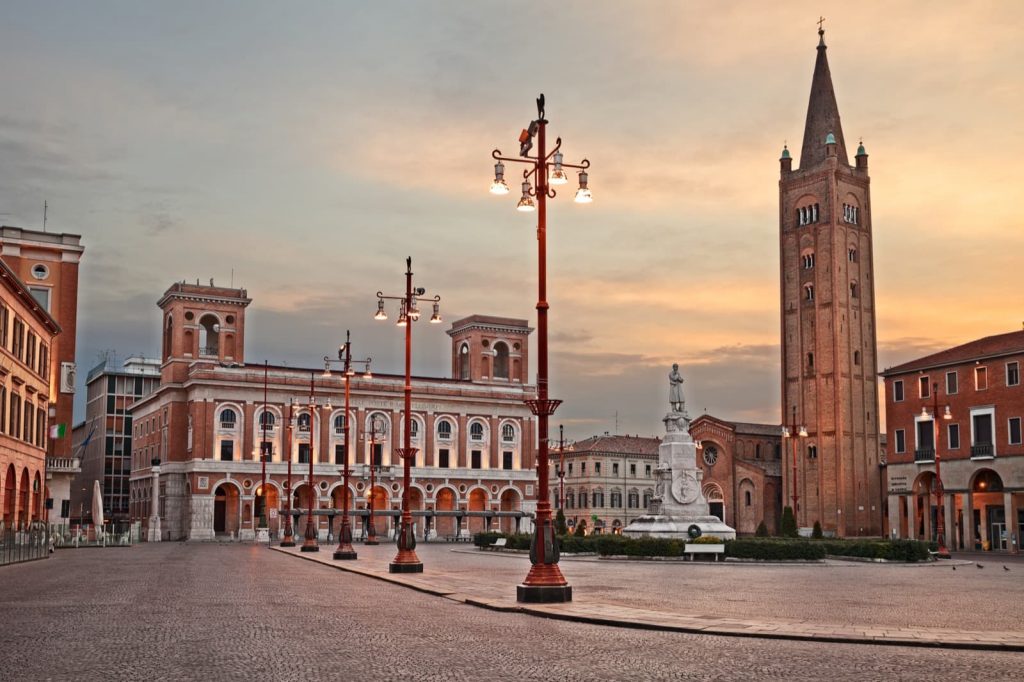 Forli, Piazza Saffi, Basilica di San Mercuriale Ph. ermess via shutterstock