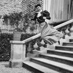 Jacques Henri Lartigue, Madeleine van Weers con didascalia dell’autore “Anche Bichonnade salta per le mie istantanee”, Parigi, 1905©Jacques Henri Lartigue ©Ministère de la Culture (France), MPP / AAJHL