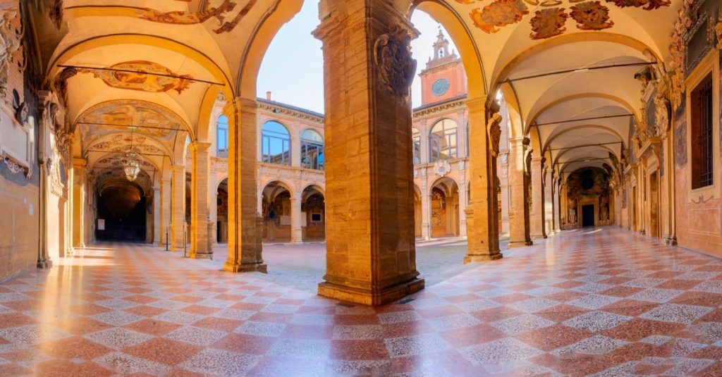 Bologna, Palazzo dell'Archiginnasio Ph. xamnesiacx84 via shutterstock